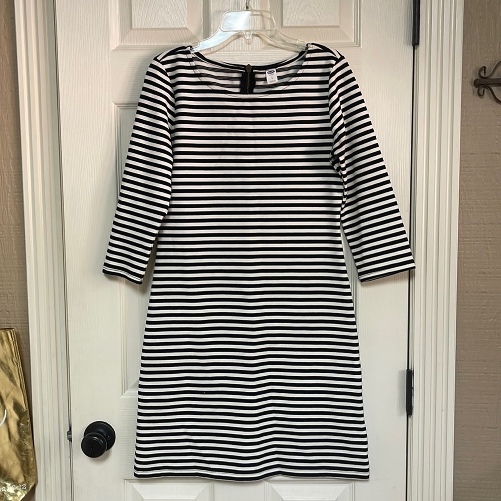 Old Navy size small dress. 3/4 length sleeves. Fabric has some stretch.